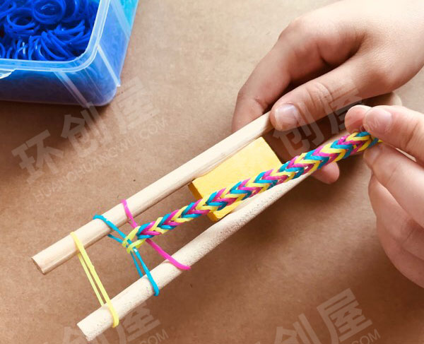 幼儿园益智区有趣的编织图片