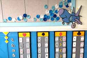 幼儿园有趣的排扑克牌益智区墙面图片