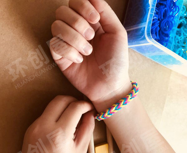 幼儿园益智区有趣的编织图片