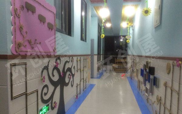 幼儿园走廊红红的花朵抽象的墙图片
