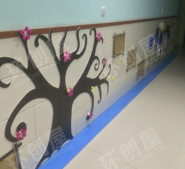 幼儿园走廊红红的花朵抽象的墙图片