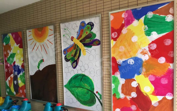 幼儿园走廊墙面展示自制绘本好饿的毛毛虫图片