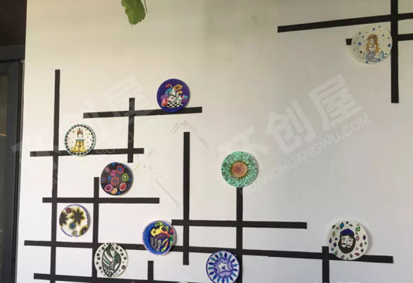 幼儿园走廊墙面纸盘废物利用图片