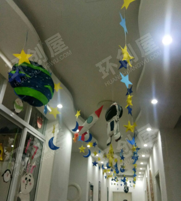 幼儿园走廊海绵纸星空世界吊饰图片