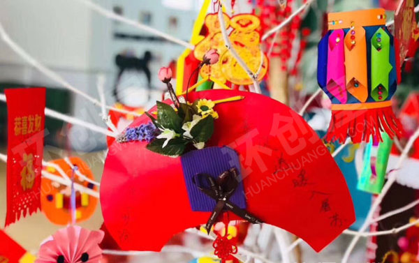 幼儿园废物利用新年主题作品展图片