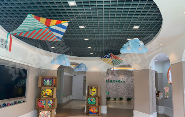 幼儿园废物利用纸箱创意大厅作品展示图片