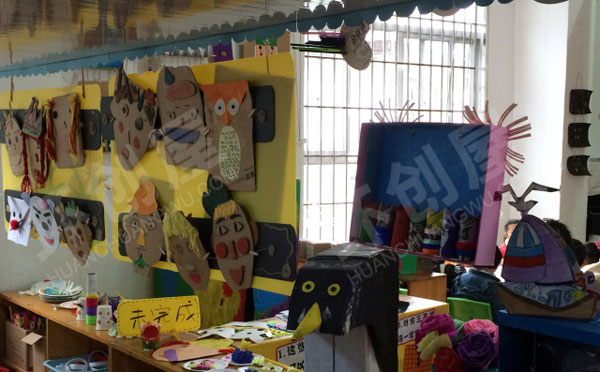幼儿园废物利用纸主题原木风作品展示图片