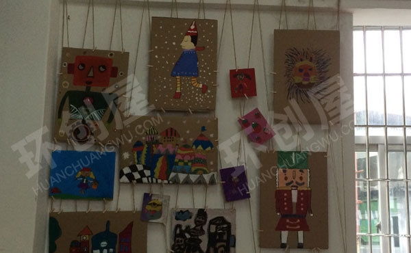 幼儿园废物利用纸主题原木风作品展示图片