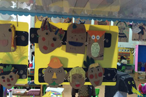 幼儿园废物利用纸主题原木风作品展示图片10张