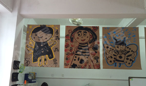 幼儿园废物利用纸主题原木风作品展示图片