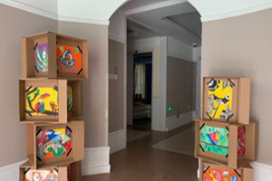 幼儿园废物利用纸箱创意大厅作品展示图片7张