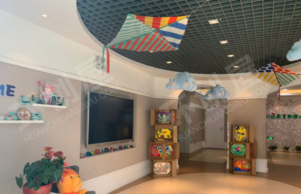 幼儿园废物利用纸箱创意大厅作品展示图片
