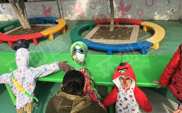 幼儿园户外活动扎稻草人图片