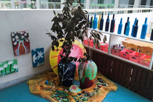 幼儿园户外废物利用美术绘画作品图片5张