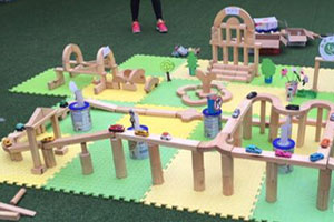 幼儿园建构区废物利用建构作品展示图片7张