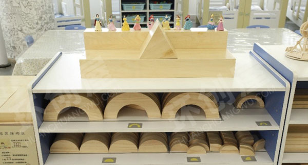 幼儿园建构区自然材料图片