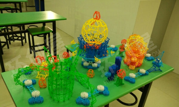 幼儿园建构区雪花片搭建游乐园图片
