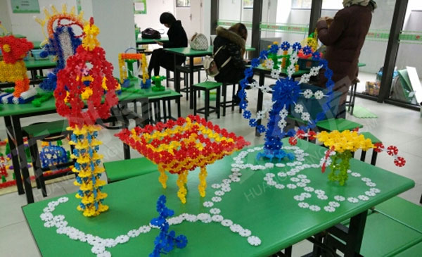 幼儿园建构区雪花片搭建游乐园图片