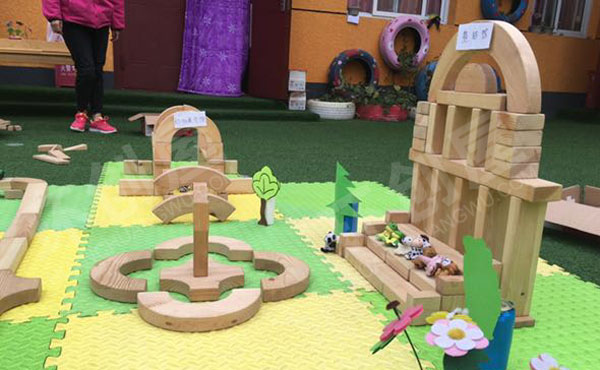 幼儿园建构区废物利用建构作品展示图片