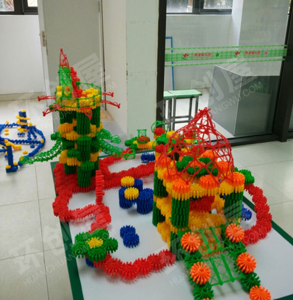幼儿园建构区雪花片搭建游乐园图片
