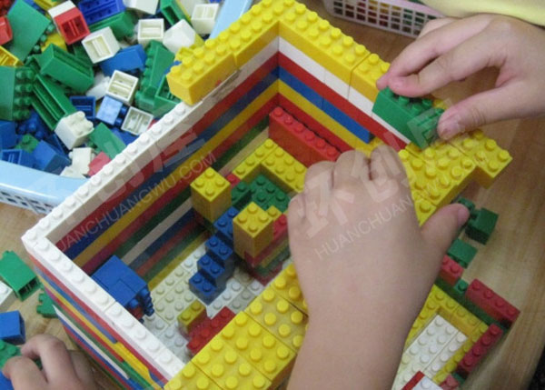 幼儿园建构区乐高拼搭图片
