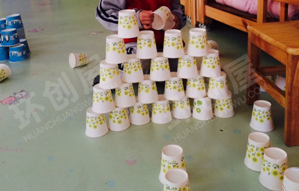 幼儿园建构区废物利用杯子搭建公路图片