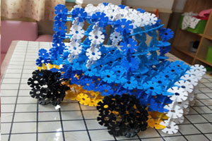 幼儿园建构区雪花片汽车图片2张
