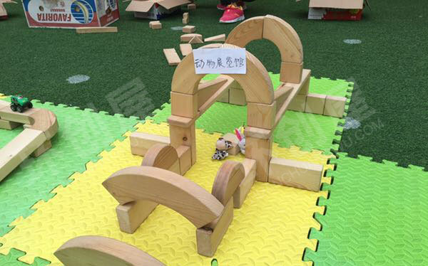 幼儿园建构区废物利用建构作品展示图片