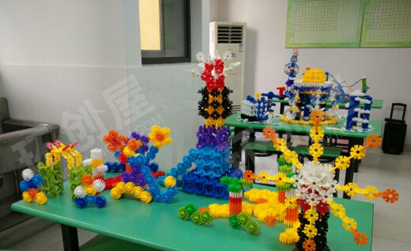 幼儿园建构区雪花片搭建游乐园图片