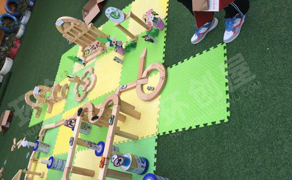 幼儿园建构区废物利用建构作品展示图片