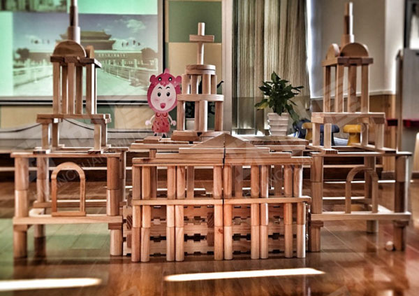 幼儿园建构区搭建天安门与圣保罗大教堂图片