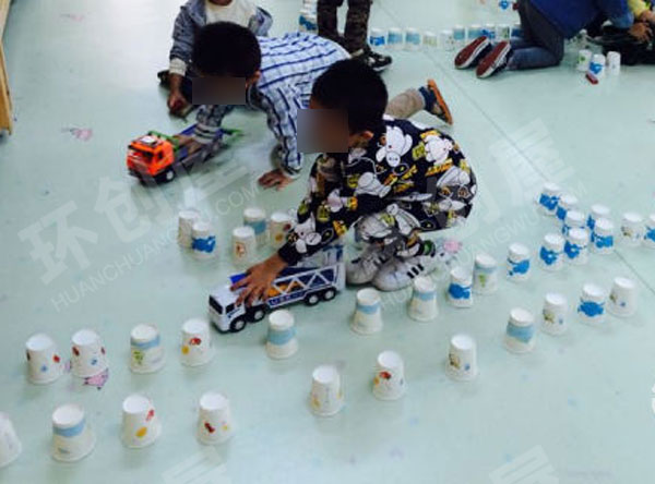 幼儿园建构区废物利用杯子搭建公路图片