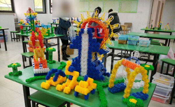 幼儿园建构区雪花片搭建游乐园图片