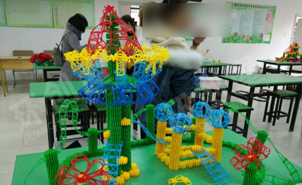幼儿园建构区雪花片搭建游乐园图片