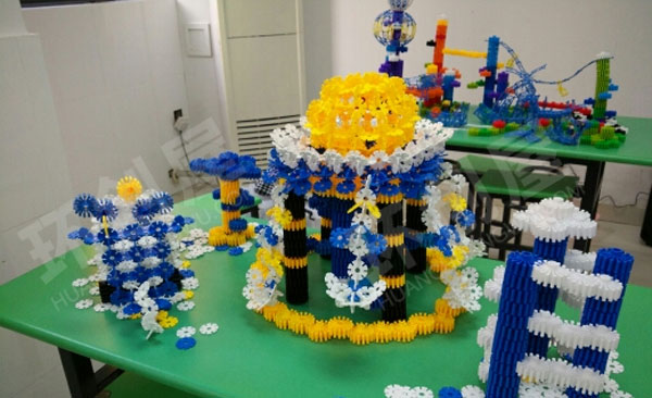 幼儿园建构区雪花片搭建游乐园图片