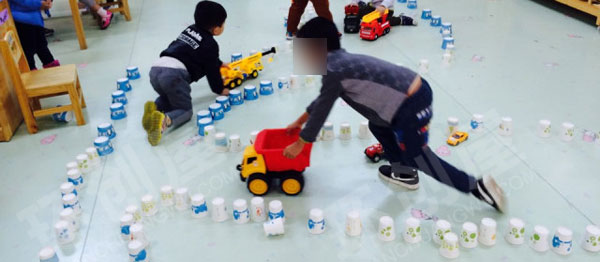 幼儿园建构区废物利用杯子搭建公路图片