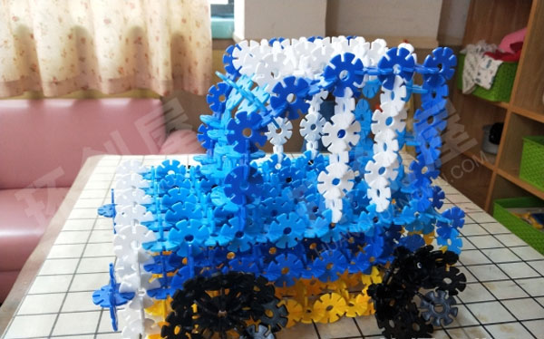 幼儿园建构区雪花片汽车图片