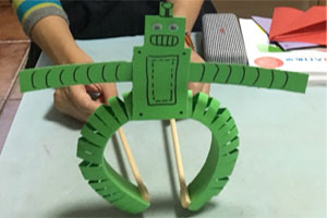 幼儿园美工区手工制作活动机器人图片6张