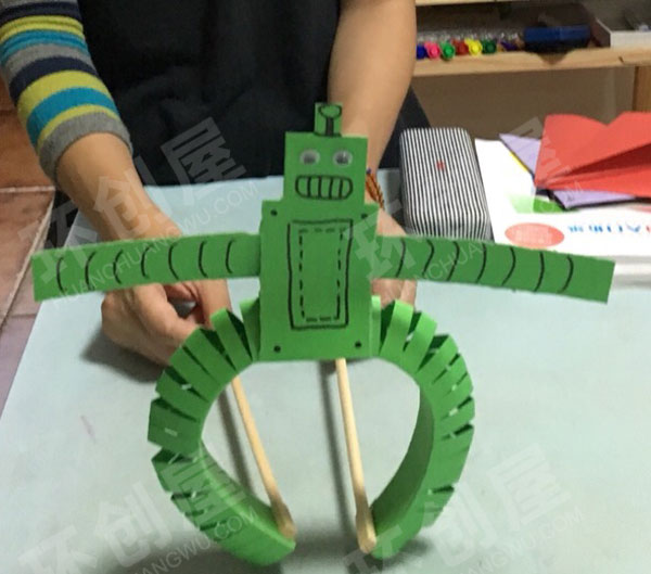 幼儿园美工区手工制作活动机器人图片