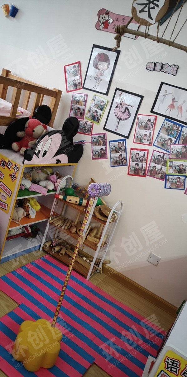幼儿园表演区墙面跳舞瞬间图片