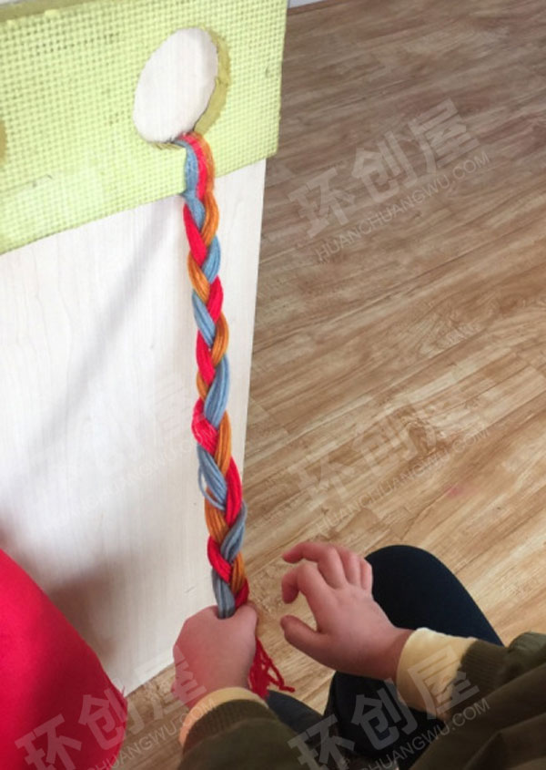 幼儿园墙面布置学习编麻花辫图片