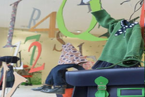 幼儿园过道走廊衣服设计装饰图片2张