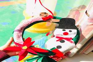 幼儿园不织布手工制作圣诞节门窗装饰图片13张