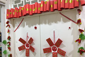 幼儿园迎新年了门窗装饰图片2张