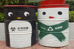 幼儿园户外废物利用瓶瓶罐罐创意画图片2张