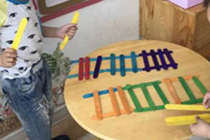 幼儿园冷饮棒建构游戏图片4张