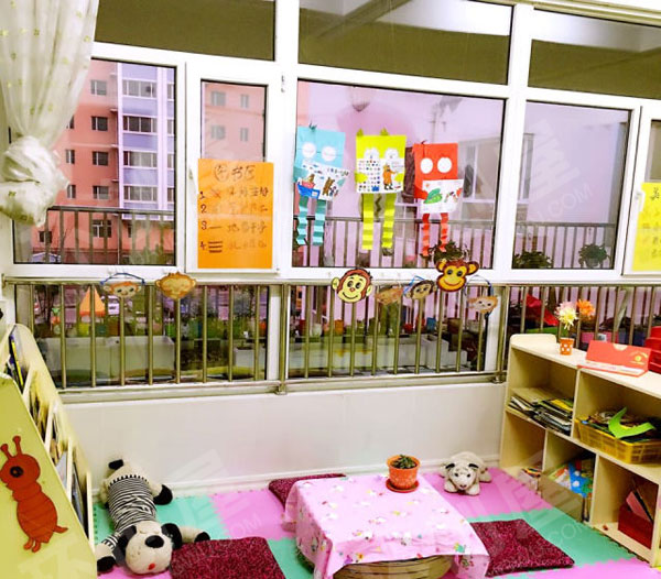 幼儿园阅读区温馨书吧图片