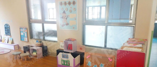 幼儿园走廊阅读区绘本特色图片