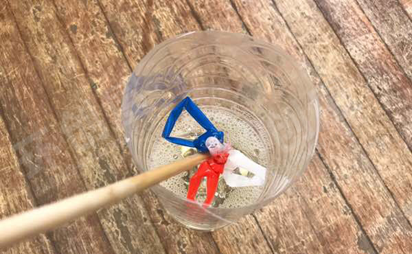幼儿园科学区自制吹泡泡器图片