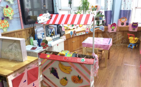幼儿园角色区娃娃家游戏图片